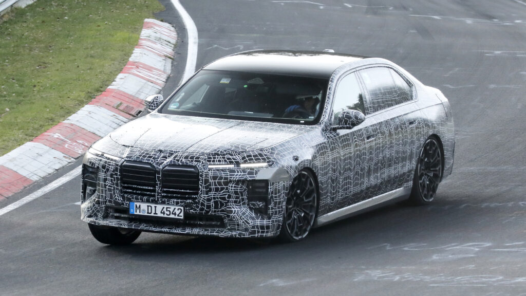 New facelift BMW i7 testing at the Nurburgring - front cornering