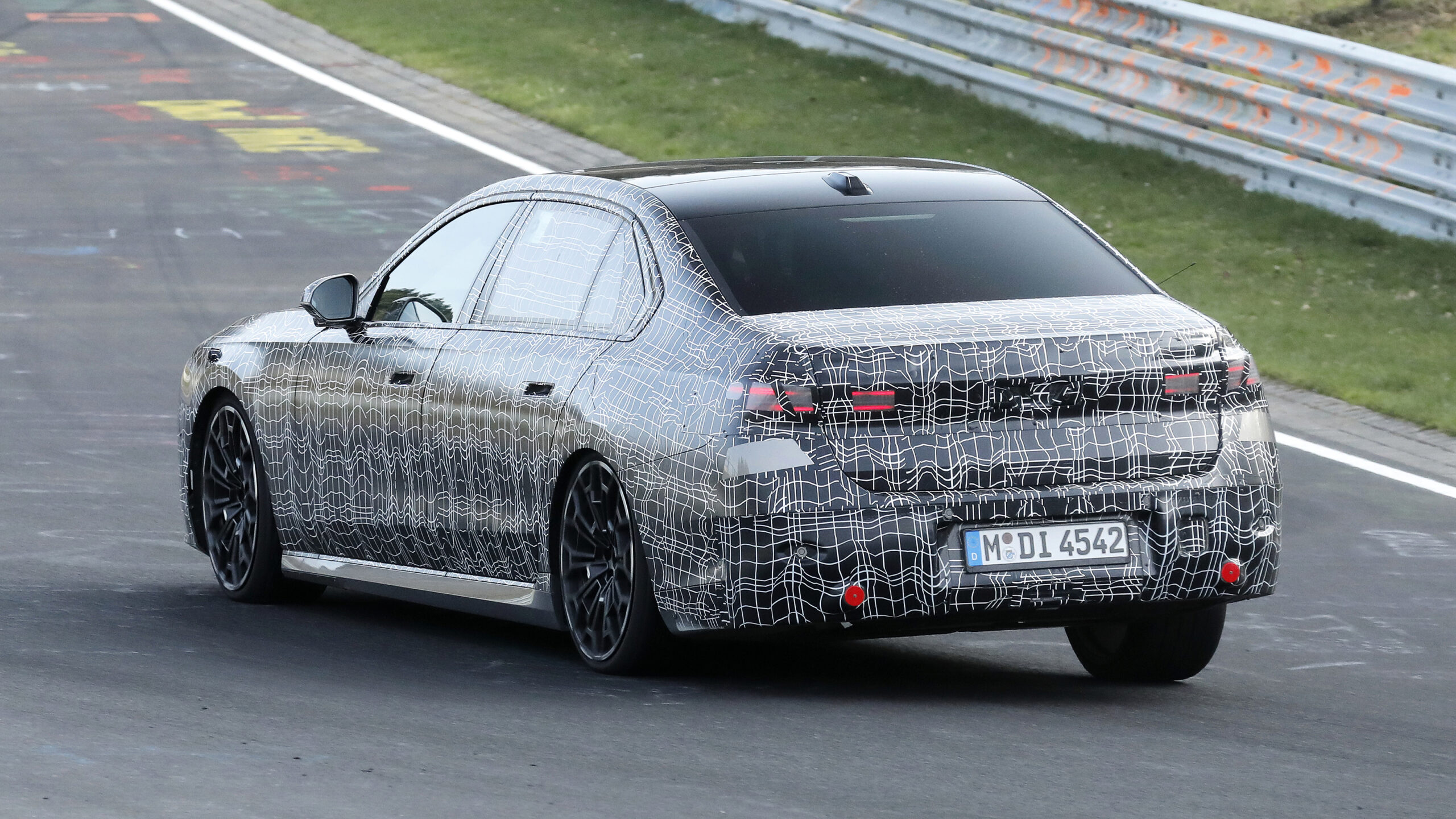 Тестирование нового facelift BMW i7 на Нюрбургринге - задние повороты в поворотах.