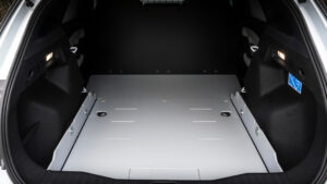 Новый Ford Explorer Van - открытый багажник.