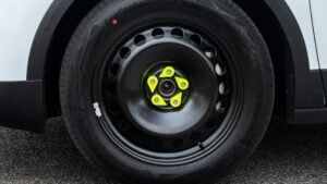 Новый Ford Explorer Van - переднее колесо переднего колеса.