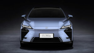 Lexus ES 350e - полная передняя часть.