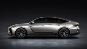 Lexus ES 300h с боковой стороны.