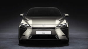 Lexus ES 300h - полная передняя часть.