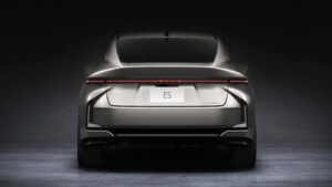 Lexus ES 300h - полная задняя часть.