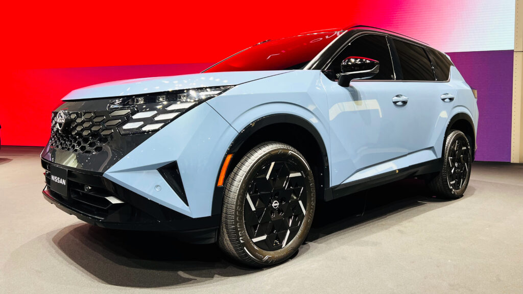 New Nissan X-Trail - front angled show