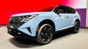 New Nissan X-Trail - front angled show