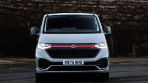 Volkswagen Transporter Sportline UK нос носом носом в Великобритании