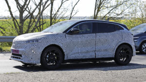 Renault Megane E-Tech Facelift - передний угол под углом.