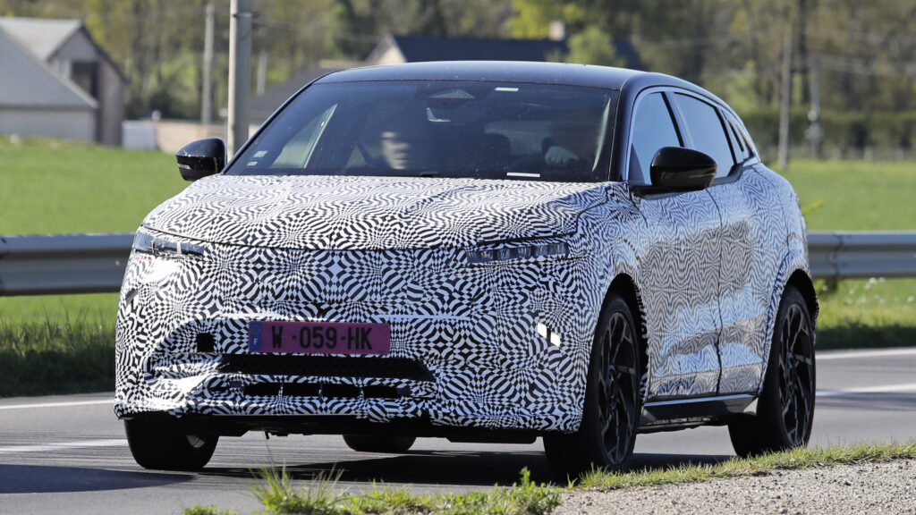 Новый Renault Megane E-Tech шпионил с основными обновлениями дизайна и аккумулятора Renault Megane E-Tech Facelift - front end