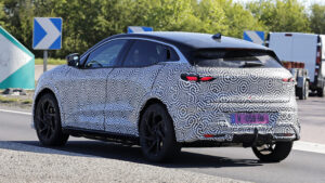 Renault Megane E-Tech Facelift - задняя часть 3/4