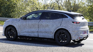 Renault Megane E-Tech Facelift - задний угловой подъем.