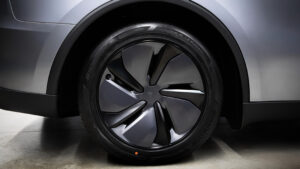 Tesla Model Y подтяжка лица - колесо колеса.