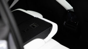 Фейслифт Tesla Model Y - задние сиденья.