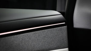 Tesla Model Y подтяжка лица - отделка отделки.