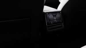 Tesla Model Y facelift - задний экран экрана.