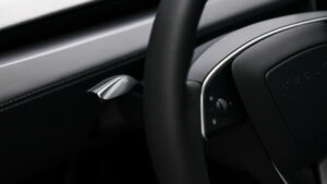 Tesla Model Y подтяжка лица - индикатор стебля стебля.