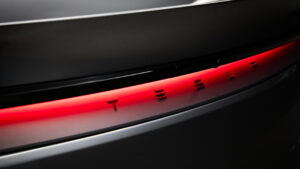 Tesla Model Y с подтяжкой лица - световой бар.