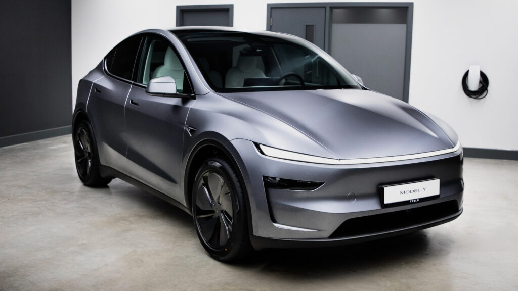 Новый 7-местный Tesla Model Y теперь доступен для заказа от £54k Tesla Model Y facelift - front