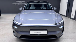 Tesla Model Y facelift - полная передняя студия.
