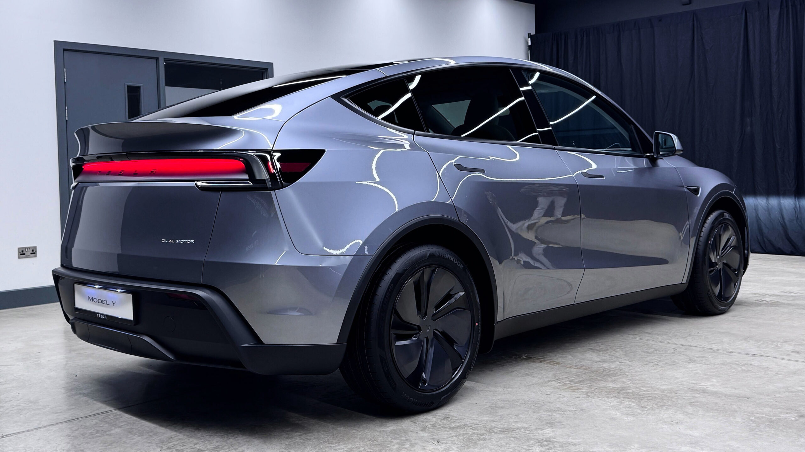 Tesla Model Y подтяжка лица - задняя студия.