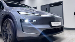 Tesla Model Y с подтяжкой лица - передняя детальная студия.