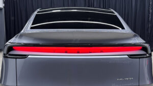 Tesla Model Y facelift - задняя детальная студия.