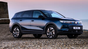 Vauxhall Grandland PHEV - с передним углом.