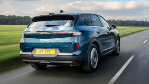 Vauxhall Grandland PHEV - задние 3/4 отрезков.