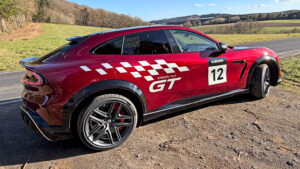 Xiaomi YU7 GT - задняя часть под углом.