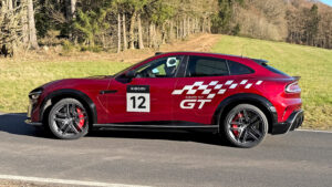 Xiaomi YU7 GT - боковой профиль.