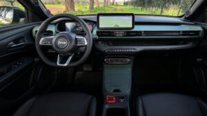 Jeep Avenger 4xe - с прицепом.