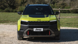 Jeep Avenger 4xe - полная передняя часть.