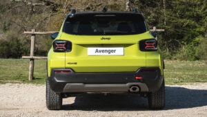 Jeep Avenger 4xe - полная задняя часть.
