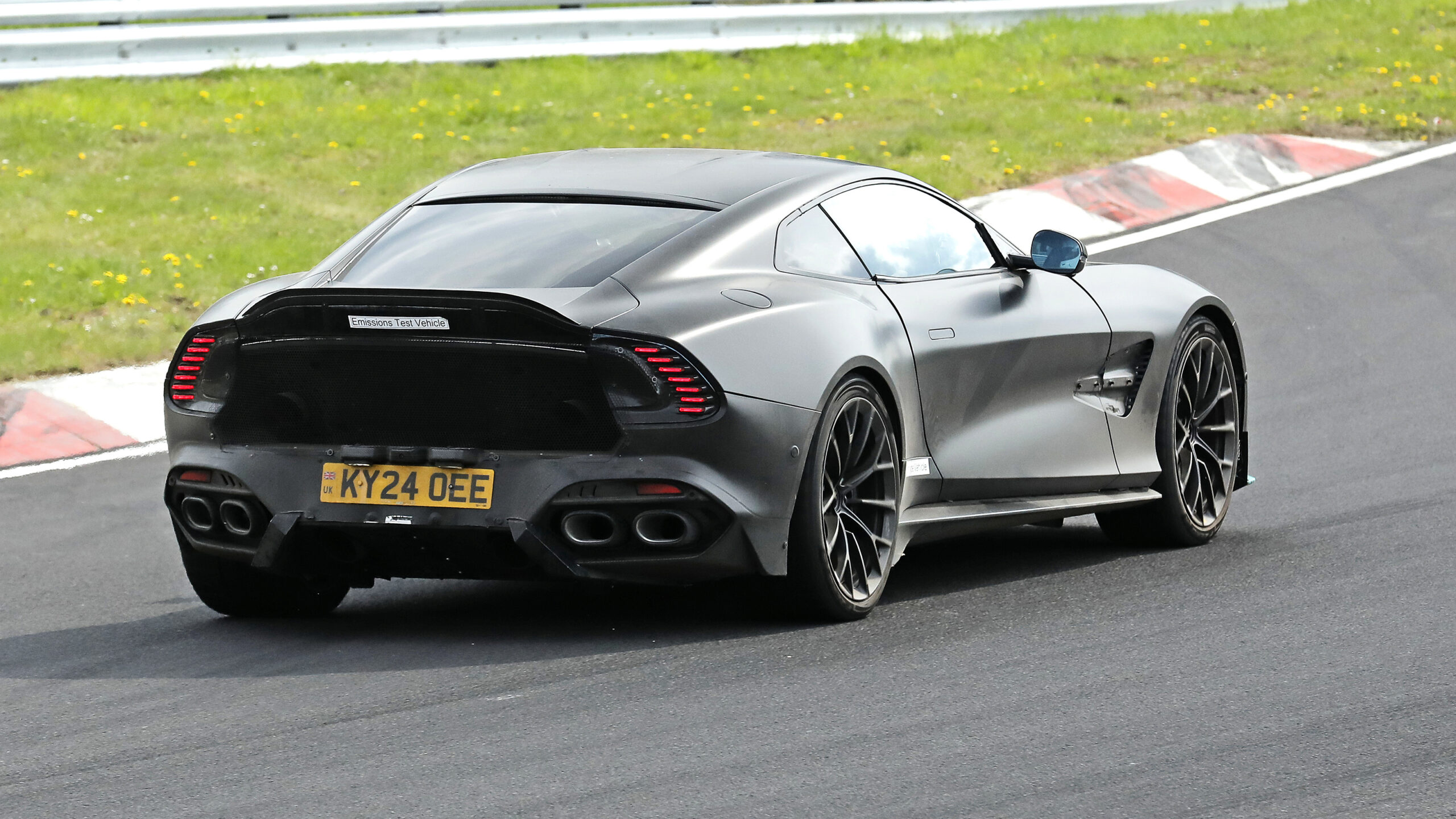 Aston Martin Vanquish S (камуфлированный) - задние повороты в поворотах