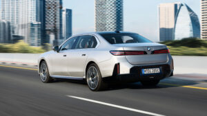BMW i7 - задний город.