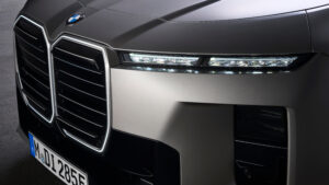 BMW i7 - передний фонарь.