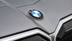 BMW i7 - значок.