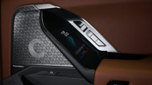 BMW i7 - дверные элементы управления.