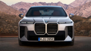 BMW i7 - полная передняя часть.