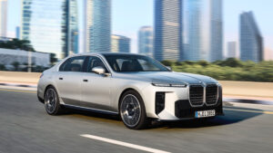 BMW i7 - передний город.