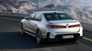 BMW i7 - задние повороты в поворотах