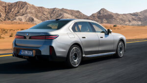BMW i7 - задняя система отслеживания.