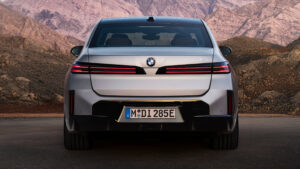BMW i7 - полная задняя часть.