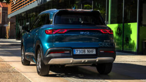 BYD Atto 2 DM-i - задняя часть.