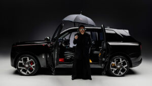 Кирилл Конго стоит рядом с Rolls-Royce Black Badge Cullinan от Кирилла Конго.