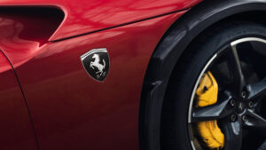 Ferrari Purosangue Handling Speciale - значок, указывающий на то, что автомобиль является чистокровным.