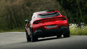 Ferrari Purosangue Handling Speciale - задние действия с задней стороны.