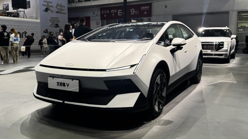 Hyundai Ioniq V - front 3/4