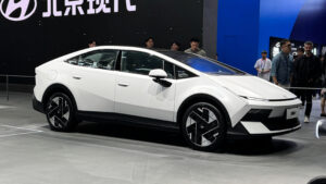 Hyundai Ioniq V - с передним углом.