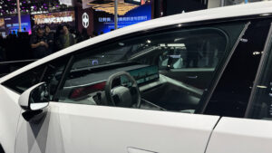 Hyundai Ioniq V - окно и крыло зеркала.